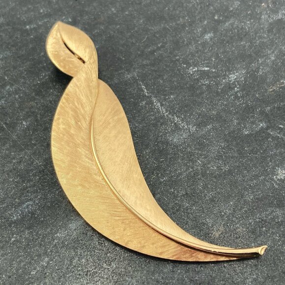 TRIFARI Vintage brushed gold tone metal curved leaf brooch ~ 1950s 1960s pin - Picture 4 of 9